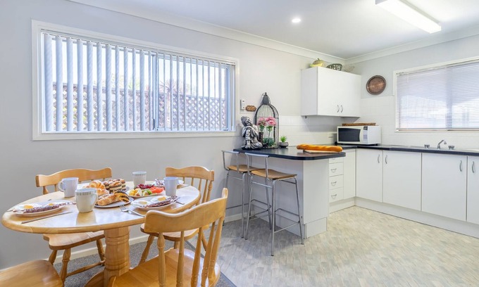 Shoal Bay Apartamento | Lorikeet Retreat, 2/117 Tomaree Rd - Pet Friendly, Air Conditioned Holiday House