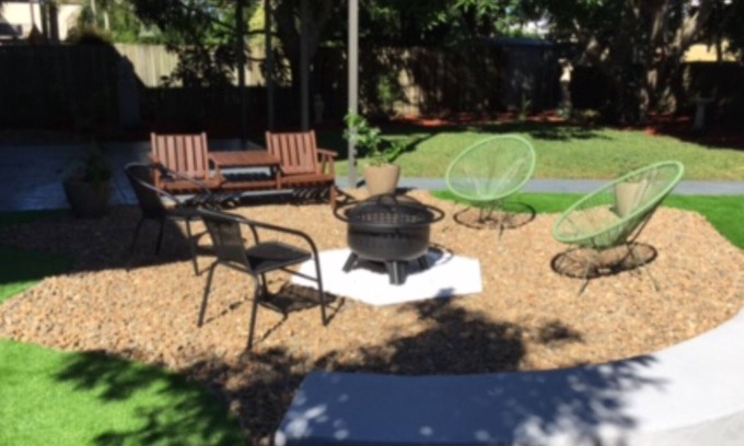 Bellara Casa | Lorikeets on Boronia
