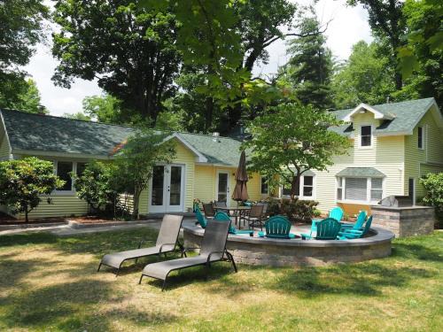 Sister Lakes Casa | Lorlee - A Large And Luxurious Lakefront Cottage!