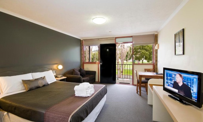 Lorne Hotel | Lorne Coachman Inn