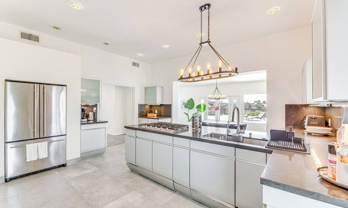 Bel Air Casa | Los Angeles Home w/ Private Pool, Mtn & Lake View!