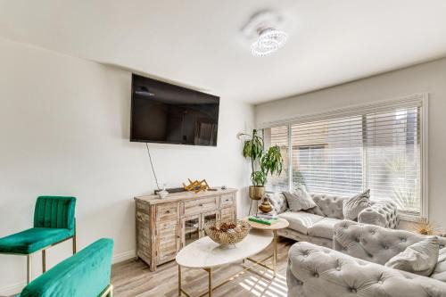 Valley Glen Casa | Los Angeles Townhome Off-Street Parking and Balcony