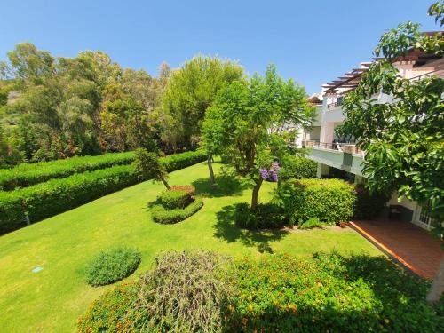 Benahavis Apartamento | Los Arqueros Golf lovely condo near Marbella & Puerto Banus