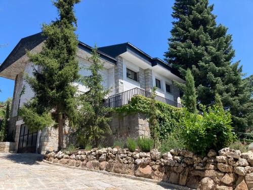 Navacerrada Casa | Los Cedros, gran chalet con piscina y apartamento en Navacerrada