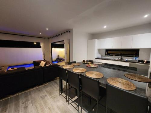 Noord Villa | Los Cosos Mansion - Sleep 6