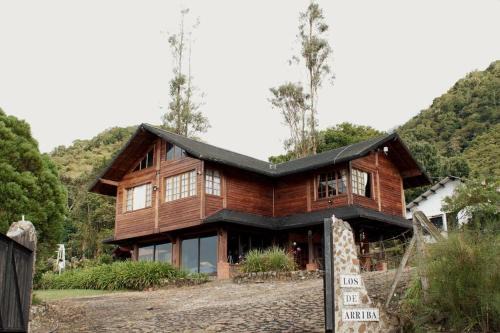 Calima Chalet De Esquí | Los de Arriba Hotel Cabaña familiar con piscina en Calima