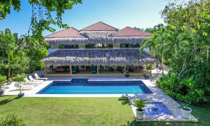 Punta Cana Villa | VILLA FRENTE AL GOLF TROPICAL CON PISCINA, JACUZZI, CARRITO Y Criada - CERCA DE LA PLAYA