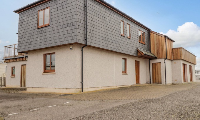 Lossiemouth Cabaña | LOSSIEMOUTH BAY COTTAGE, family friendly, with pool in Lossiemouth