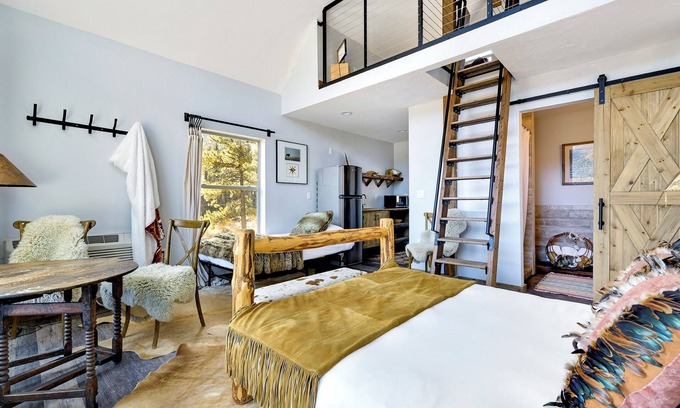 Lake George Cabina | Lost Creek Wilderness Cabin at Bison Peak Lodge, a Mountain Wilderness Lodge