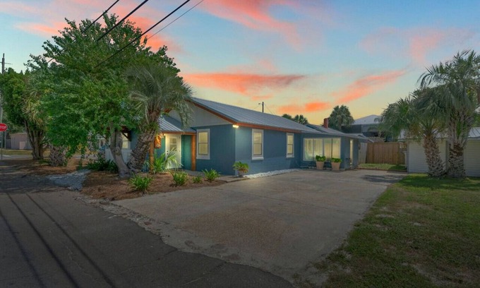 Bid-a-wee Beach Casa | Lost Pearl: 1940s Beach Cottage, FREE Daily Activities, 1 Blk 2 Bch, SznlStuff