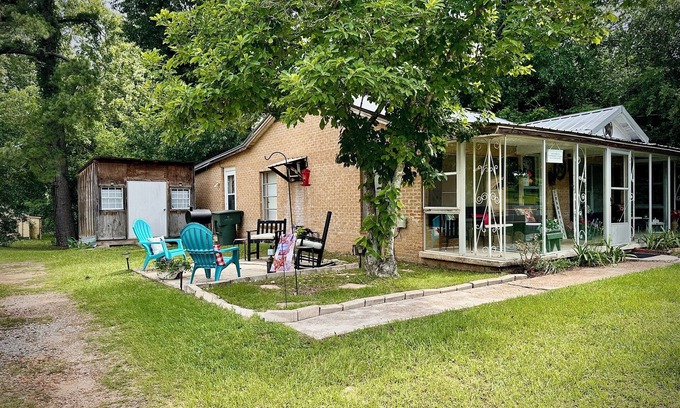 Nacogdoches Casa | Lottie Mae’s Place has a warm cozy homely vibe. 2 minutes from town