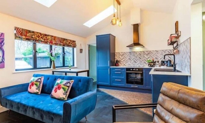 Maidstone Casa | Lottie's Luxurious Lodge, Dogs Welcome, Parking