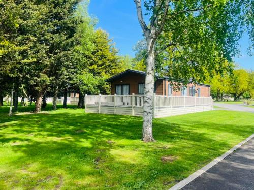 Allerthorpe Casa | Lotus Lodge with Hot Tub