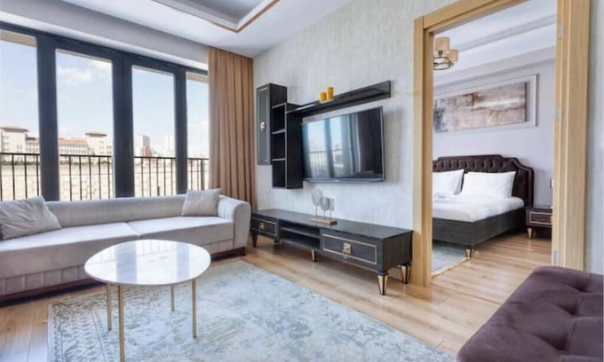 Basaksehir Apartamento | Lotus - Luxurious 1BR Apt w/ Stunning View & Gym