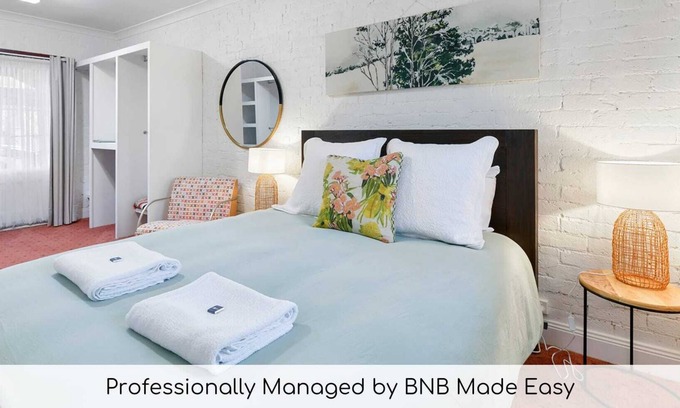 Orange Casa | Lou's Cottage - Romantic, Country Couples Retreat