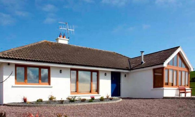 Union Hall Cabaña | LOUGH CLUHIR COTTAGE, pet friendly in Union Hall, County Cork