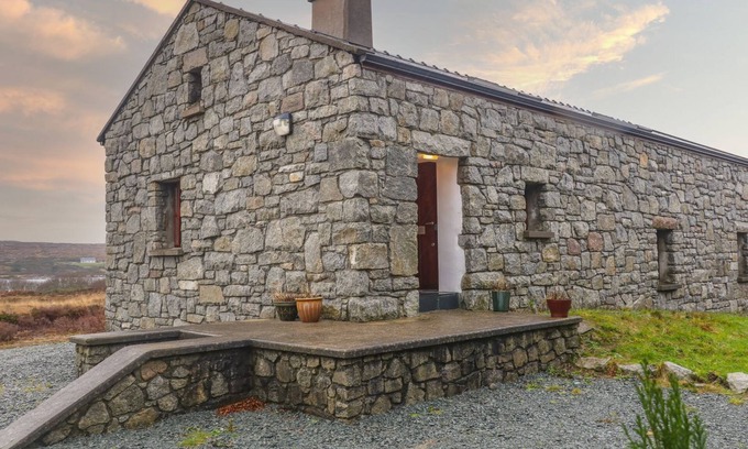 Dungloe Cabaña | LOUGH MEELA LODGE, pet friendly in Dungloe, County Donegal