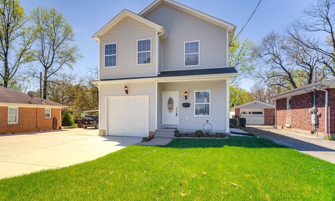 Lyndon Casa | Louisville Retreat w/ Deck ~ 11 Mi to Downtown!