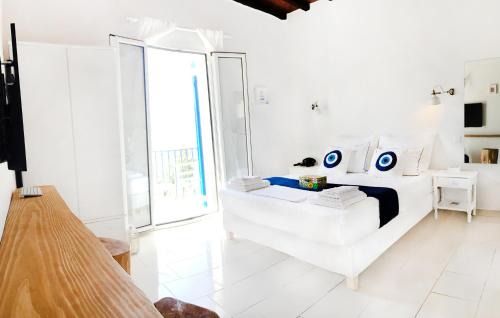 Kini Apartamento | Loukia Studios & Suites