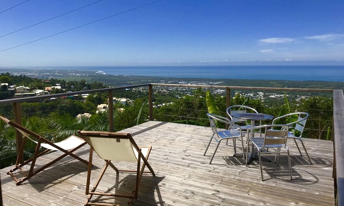 L'Etang-Sale Casa | Salón de la alta vista panorámica entre el océano y las montañas.