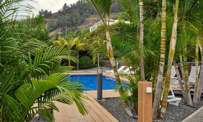 Arco da Calheta Cabaña | Loureiros Cottage, a Home in Madeira
