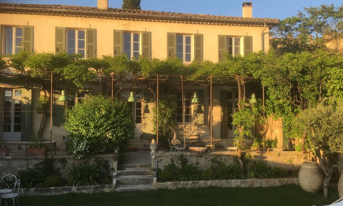 Lourmarin Casa | Lourmarin frente al castillo, antigua bastide, jardín y piscina.