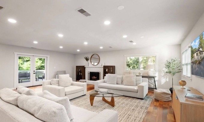 Annandale Casa | Love at first stay! Luxury 4 bed 4 bath near DC! Clean with EV charger! Family!!