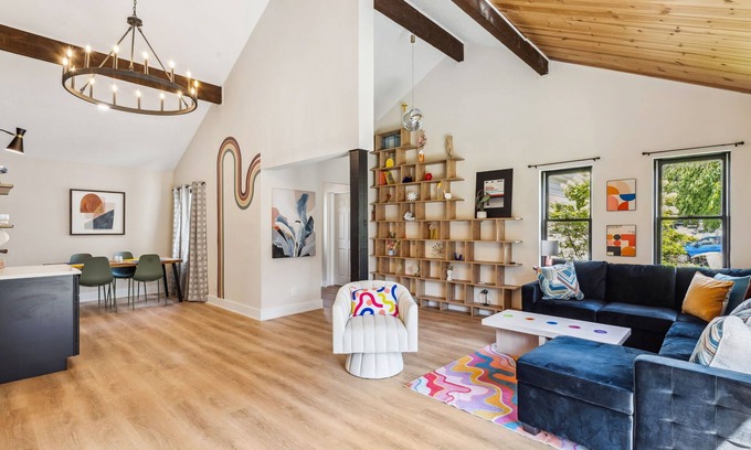 Detroit - Shoreway Casa | Love by the Lake - 3 bedroom Boho Bungalow in the Heart of The Shoreway