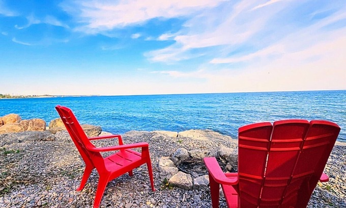 Bowmanville Cabina | “Love by the Water: Cozy Loft, Romantic Retreat”