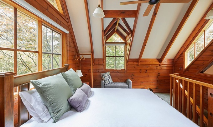Emerald Cabina | Love in the Mist cabin (new listing)