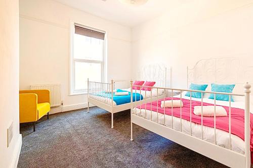 North Shore Apartamento | Love Island apartment 5 min walk from Blackpool tower sleeps 12