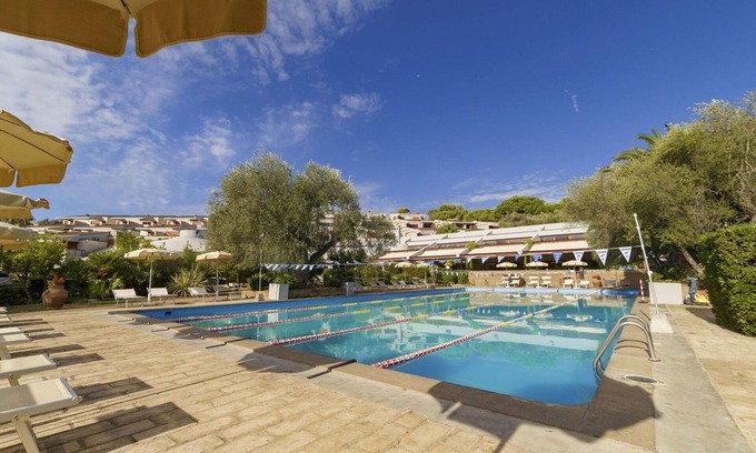 Castiglione della Pescaia Casa | Hermoso apartamento en villa con WIFI, A/C, piscina, TV, terraza, mascotas permitida y aparcamiento
