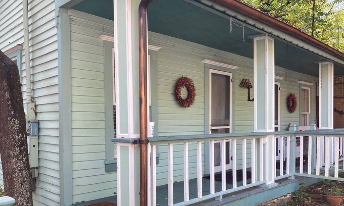 Eureka Springs Historic District Cabaña | Love Joy Cottage - Historic District - Main Street