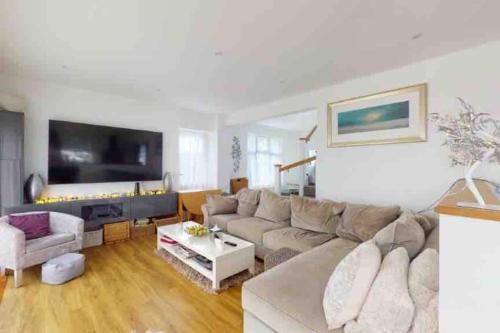 Lancing Casa | Love Lancing by the Sea with optional large Hot Tub sleeps up to 8 & free parking