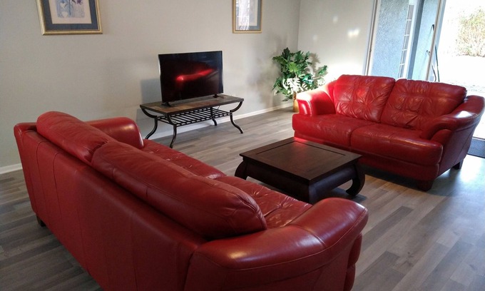 Orlando Casa | LOVE NEST--NEWLY RENOVATED Sleeps 7--CLOSE TO DOWNTOWN, AIRPORT & ATTRACTIONS