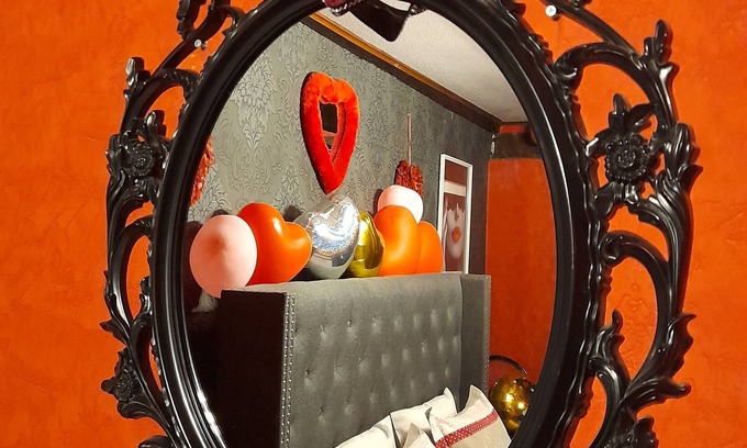 Barr Apartamento | LOVE ROOM Red and black