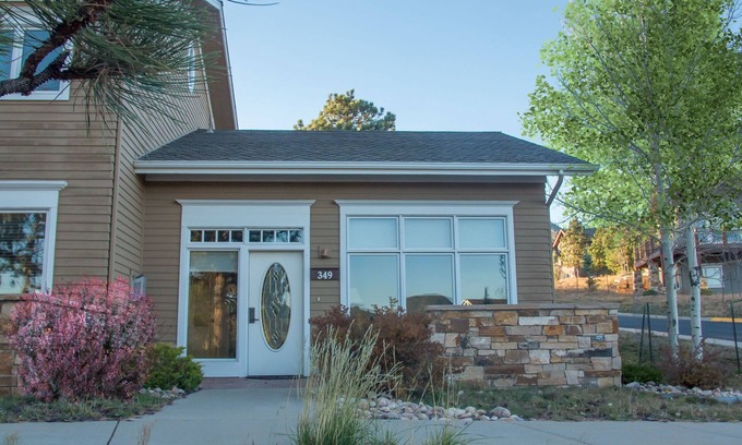 Stanley Hills Condominio | Loveable mountain cottage with hot tub and mountain views!