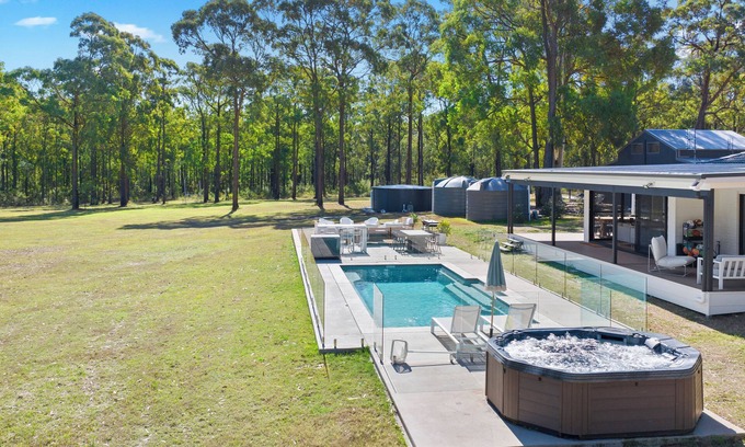 Lovedale Cabaña | Lovedale Abode 13 bedrooms with heated pool & Acres