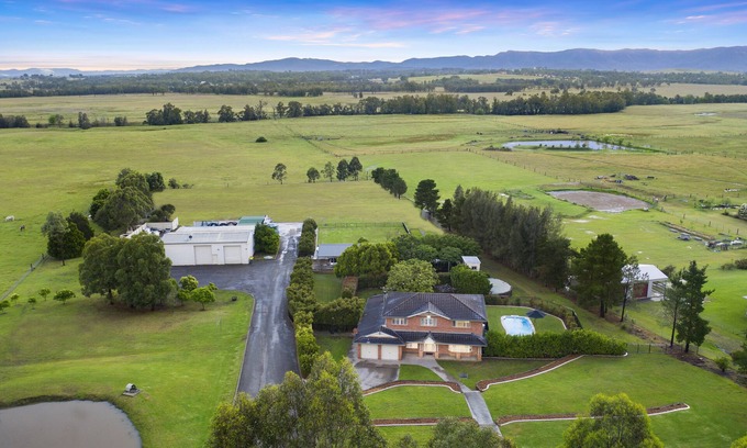 Lovedale Casa | Lovedale Escape 5 Bed, K bed, Firepit, pet friendly, playground, mini fb field