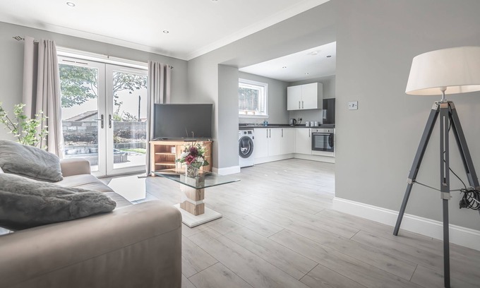 Kelty Cabaña | Lovely 1-bed Cottage in Kelty With Hot Tub