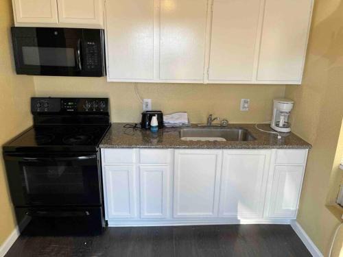 Sealy Apartamento | Lovely 1 bed unit in center of Sealy, walk to shop