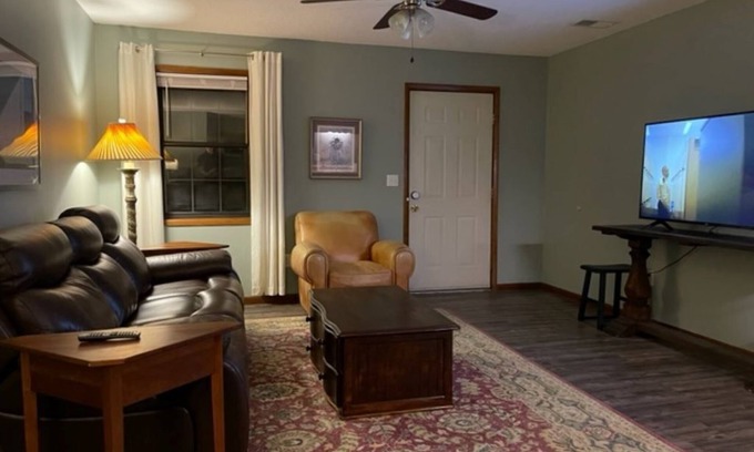Cullman Apartamento | Lovely 1 Bedroom Apartment with front door parking.
