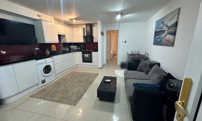 Hainault Apartamento | Lovely 1 bedroom flat