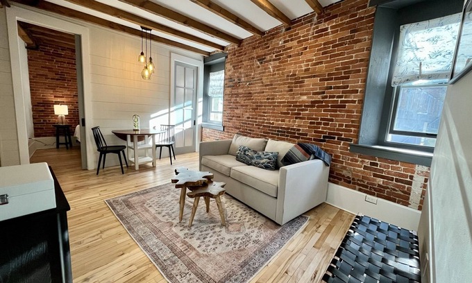 Portsmouth Apartamento | Lovely 1-bedroom in downtown Portsmouth steps to everything!