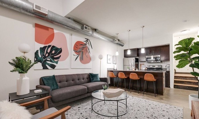 Jackson Ward Apartamento | Lovely 1-Bedroom Loft with Free Parking and Wifi