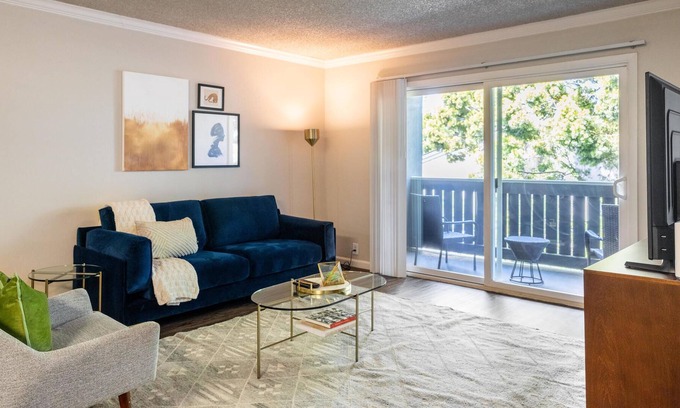 West Alameda Apartamento | Lovely 1BR Apartment in Alameda w/ Pool + Parking