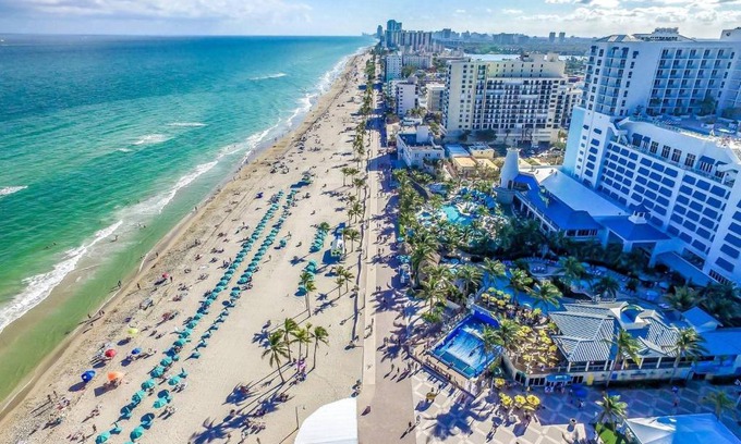 Hollywood Apartamento | Lovely 1BR w Parking Space Walk to the Beach 7