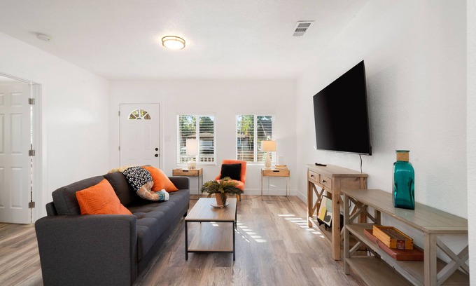 Southeastern Sacramento Casa | Lovely 2 bdrm/1bth close to Downtown Sacramento!