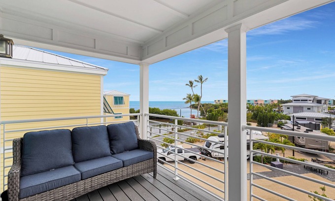 Plantation Key Casa | Lovely 2 bdrm home in a resort, have a coffee and watch the sunrise on the deck