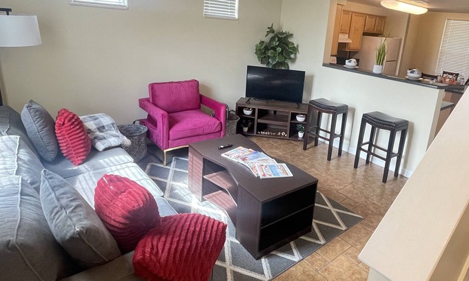 Medical District Casa | Lovely 2 Bdroom TownHome 5 minutes from Downtown Memphis with FREE Parking!